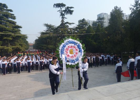 新乡市第二十二中学开展清明节祭扫烈士墓活动