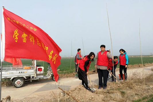 新乡市第二十二中学教师志愿者参加“关爱自然、义务植树”活动